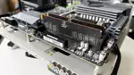 Schwarze RAM-Riegel in einem Mainboard
